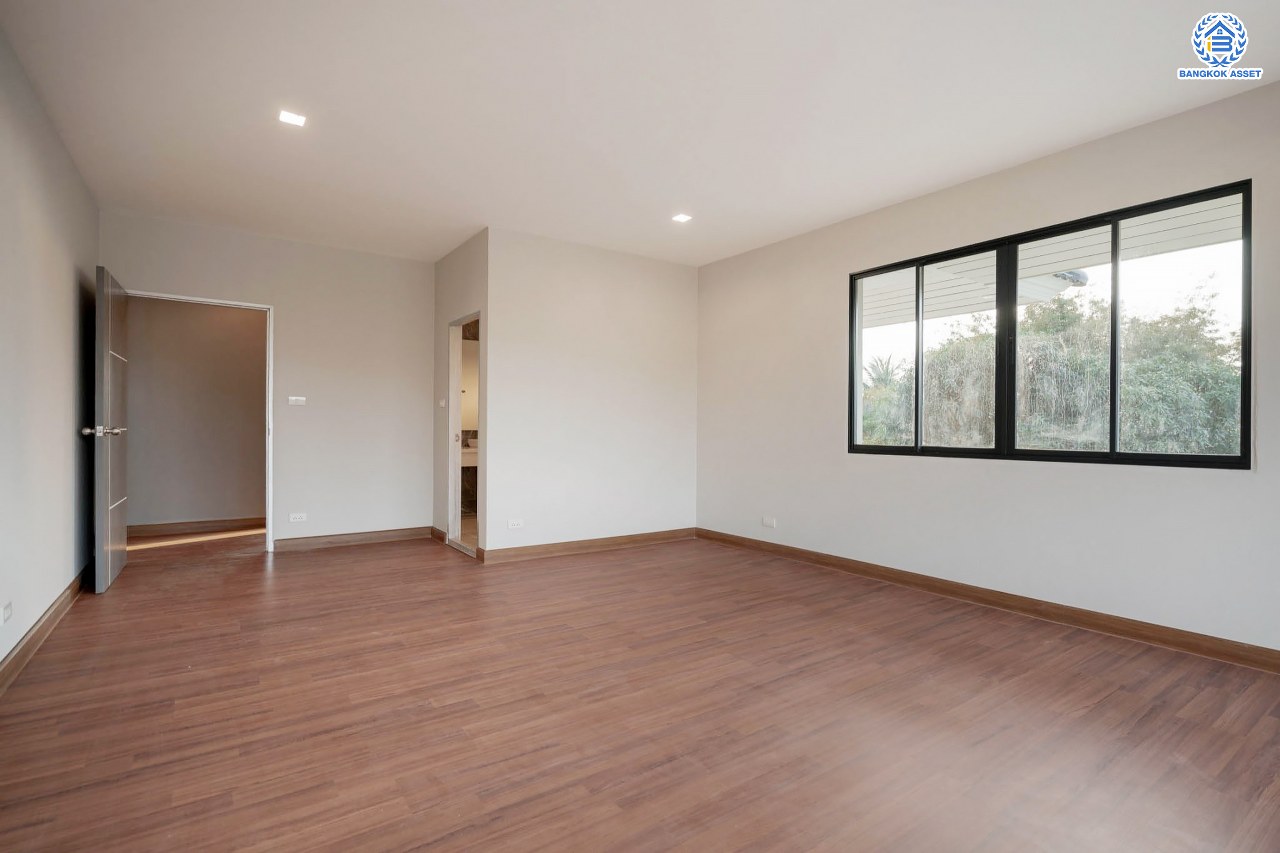 คฤหาสน์มือสองตกแต่งใหม่ โครงการ บ้านภาณุ ปิ่นเกล้า-บรมราชชนนี เนื้อที่ 142.7 ตร.ว. ฟังก์ชันจัดเต็ม 5 ห้องนอน 6 ห้องน้ำ 1 ห้องแม่บ้าน จอดรถได้ 4 คัน บนพื้นที่ใช้สอยเกือบ 451.5 ตร.ม. พร้อมพื้นที่สีเขียวสนามหญ้ากว้างขวาง ตอบโจทย์ครอบครัวใหญ่ บนทำเลศักยภาพ เชื่อมต่อทั้งถนนกาญจนาภิเษก และทางคู่ขนานลอยฟ้าบรมราชชนนี ใกล้ ม.มหิดล, สถานีขนส่งสายใต้ใหม่ และเซ็นทรัลปิ่นเกล้า